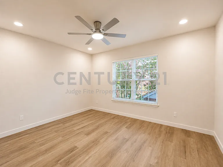 300 Lamesa Ct — Photo 17