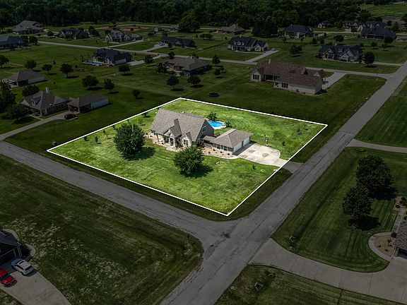 2nd image of 586 Ruby Dr