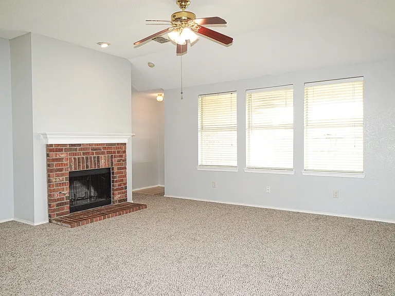 106 Starlight Dr — Photo 6