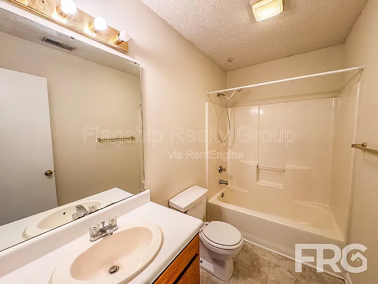 2108 E 3rd St #B — Photo 15
