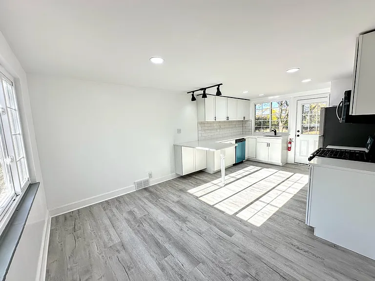 1607 Girard Ave — Photo 4