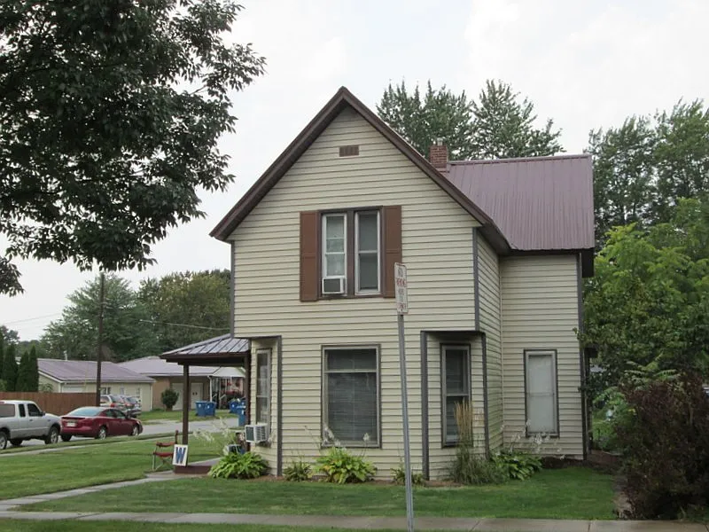 425 S Center St photo 1