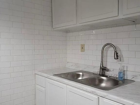 4th image of 7112 N 17th St