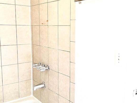 5th image of 914 Herbert Ave