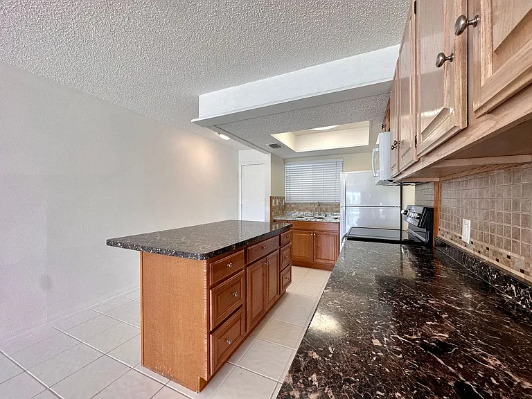 1001 W Marion Ave #9 — Photo 8