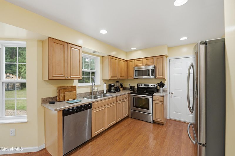 5th image of 23 River Rock Drive