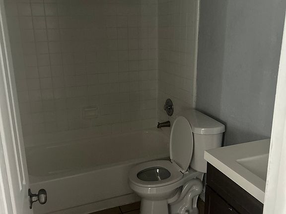 5th image of 1132 Auburn St APT 201