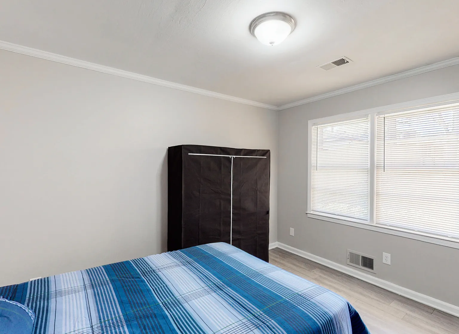 4 bed, 3.0 bath, 2200 sqft, $680 — Photo 2