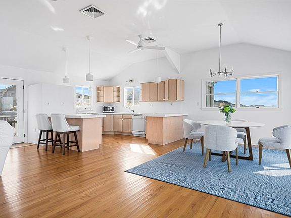 4th image of 654A Dune Rd