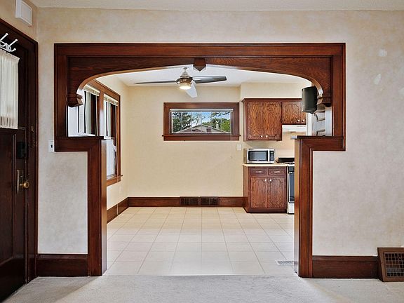 4th image of 2043 Cottage Ave E