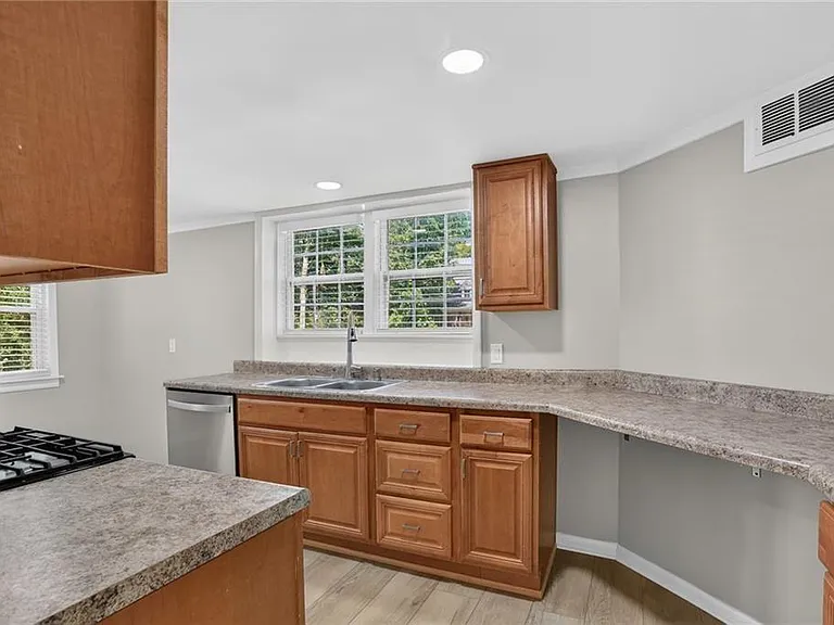 1220 Roxboro Dr NE — Photo 12