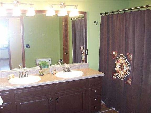 Full bath w/double sinks