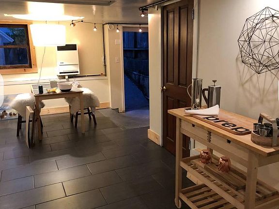 dining room leading to backyard