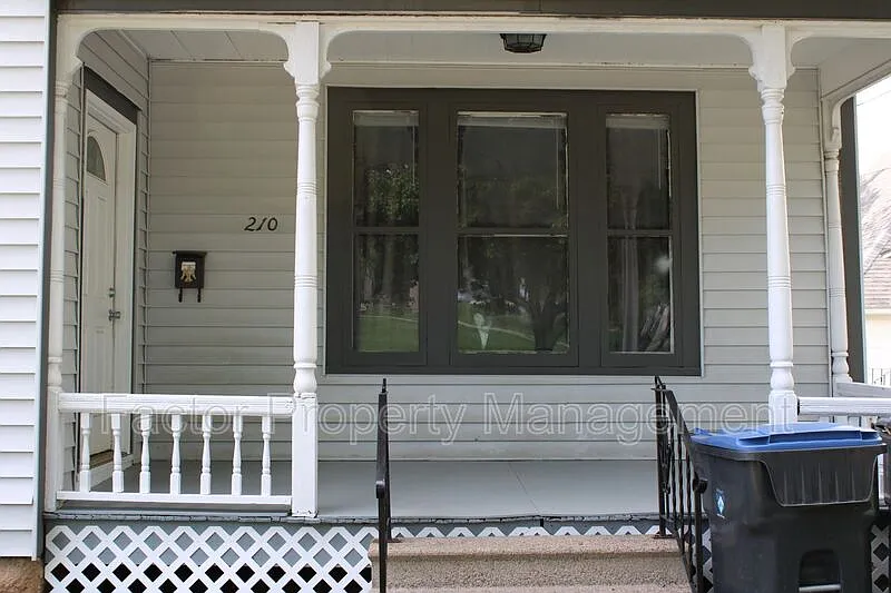 4 bed, 1.0 bath, 1324 sqft, $1,425 — Photo 2