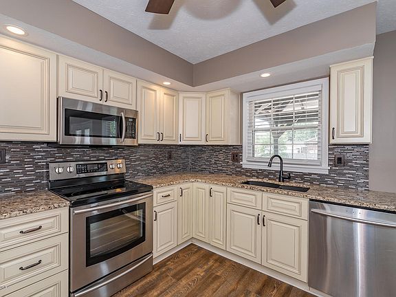 3rd image of 4427 Santa Paula Ln