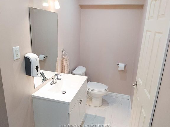 5th image of 4694 Helsinki Cres