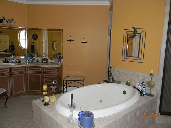 4th image of 3920 Woodcrest Dr