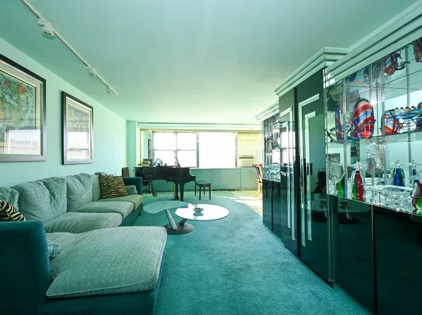 61-20 Grand Cent Parkway image 10 of 25