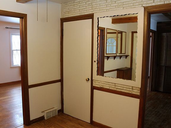 4th image of 16 Oakwood Dr