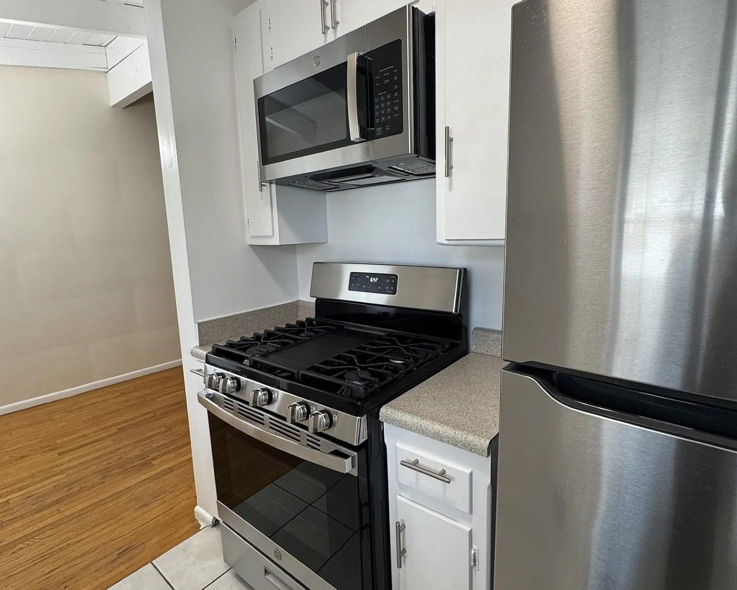 1 bed, 850 sqft, $2,300 — Photo 3