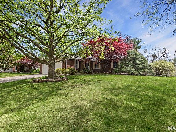 2nd image of 11 Cottonwood Glen Dr