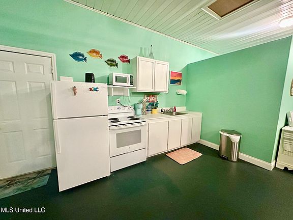 3rd image of 241 Fernwood Dr