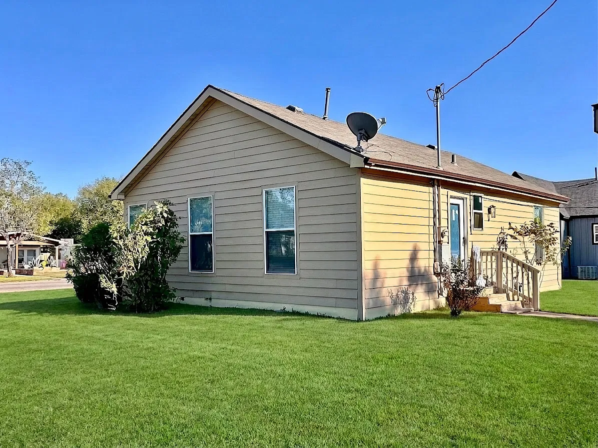 3 bed, 1056 sqft, $1,595 — Photo 2
