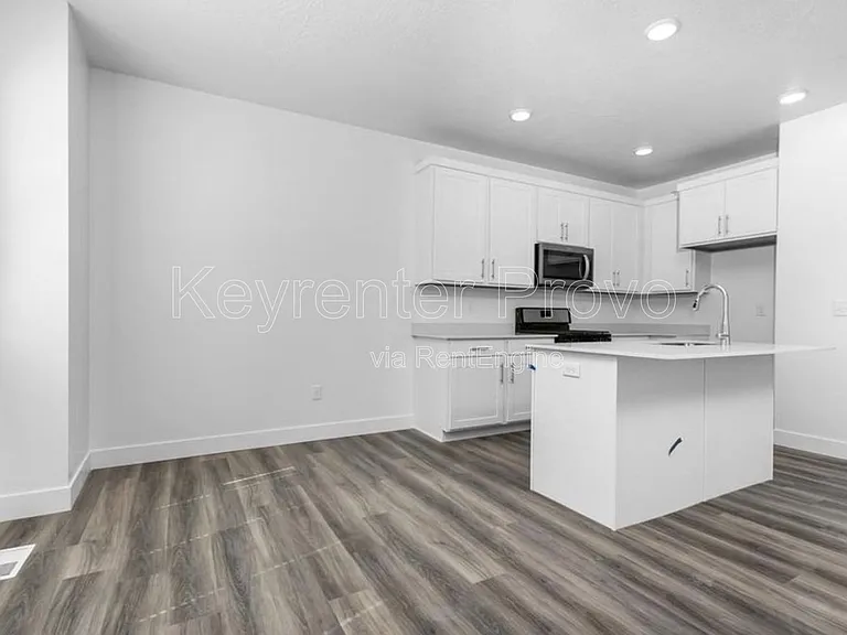 909 N 1300 E — Photo 11