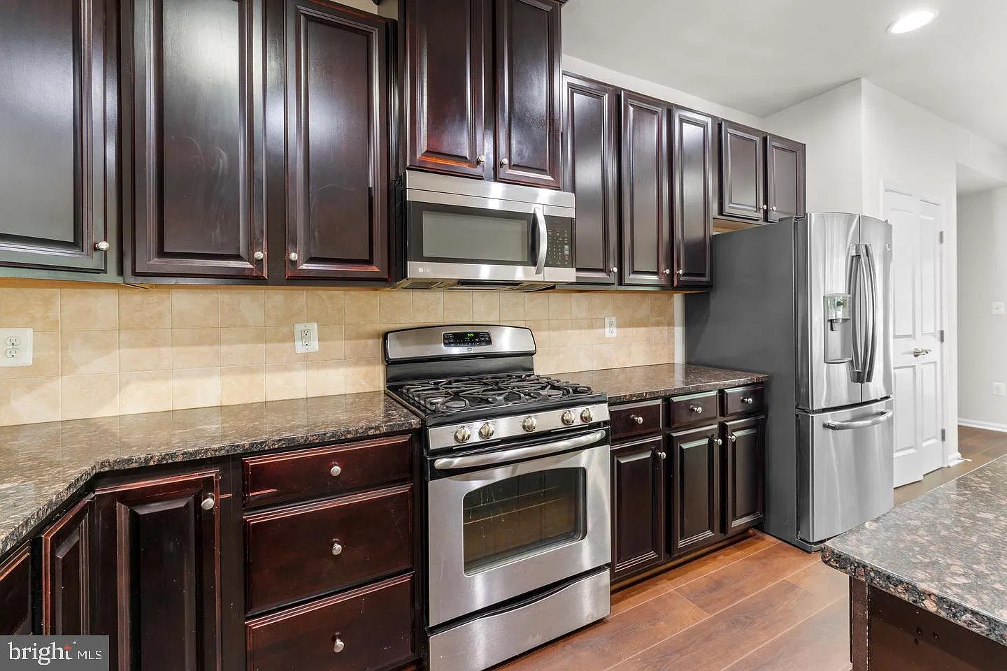 3 bed, 2.5 bath, 2340 sqft, $3,500 — Photo 3