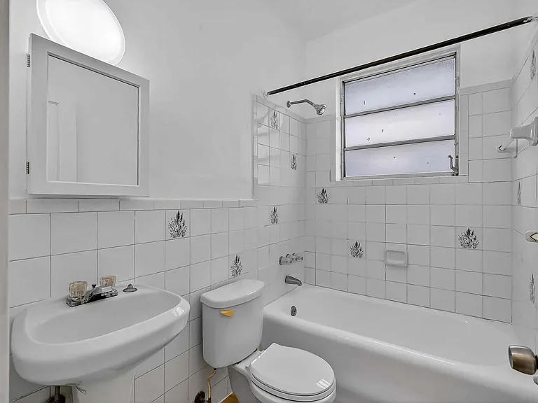 67 Glen Royal Pkwy #4A — Photo 5