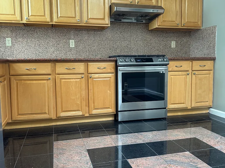 72 Robblee Ave — Photo 6