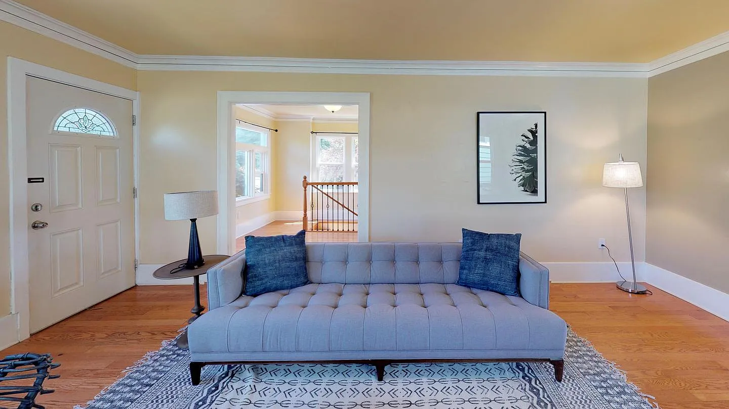 Private Room in Spacious Beacon Craftsman with Luscious Backyard — Photo 4