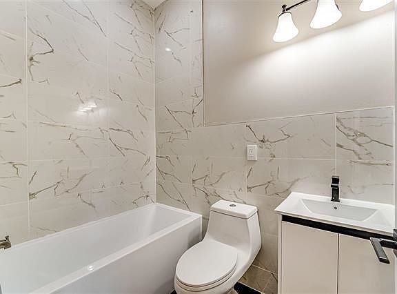 5th image of 69 1/2 Jewett Ave #2