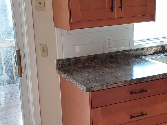4th image of 560 Harriet Ave