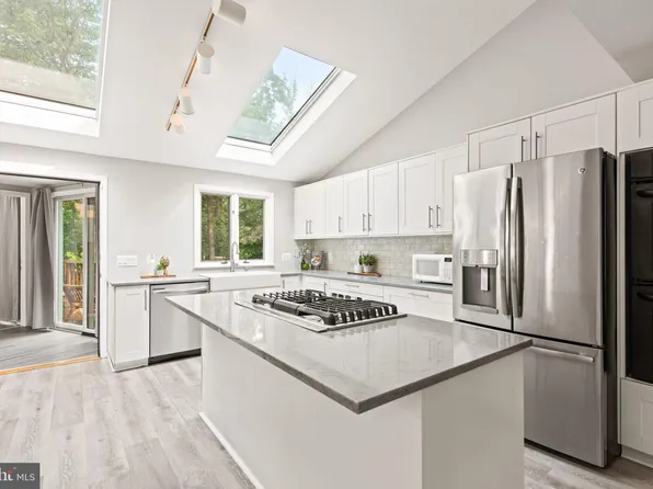 3306 Circle Hill Rd, Alexandria, VA 22305