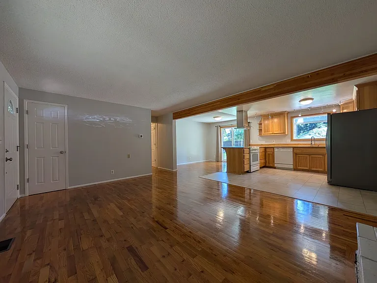 2425 Leyton Ln — Photo 9