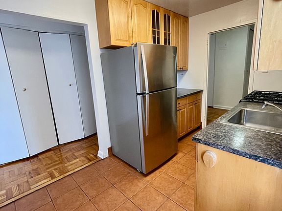 5th image of 2335 Broadway APT 1H