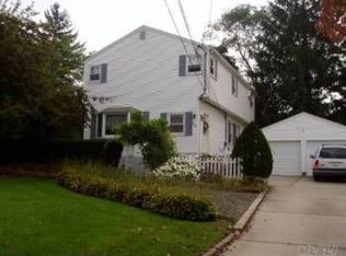 327 Livingston Pl, Cedarhurst, NY 11516