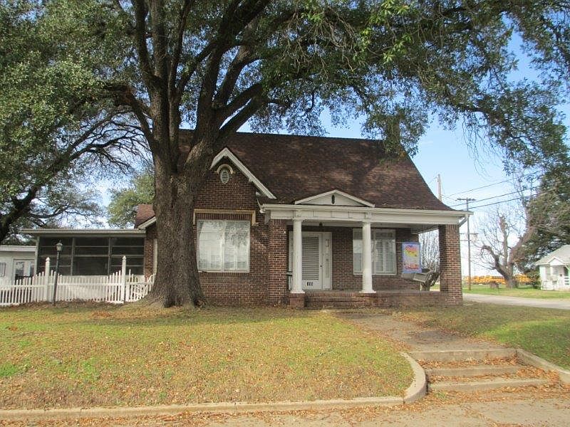 1st image of 106 N Crockett Ave