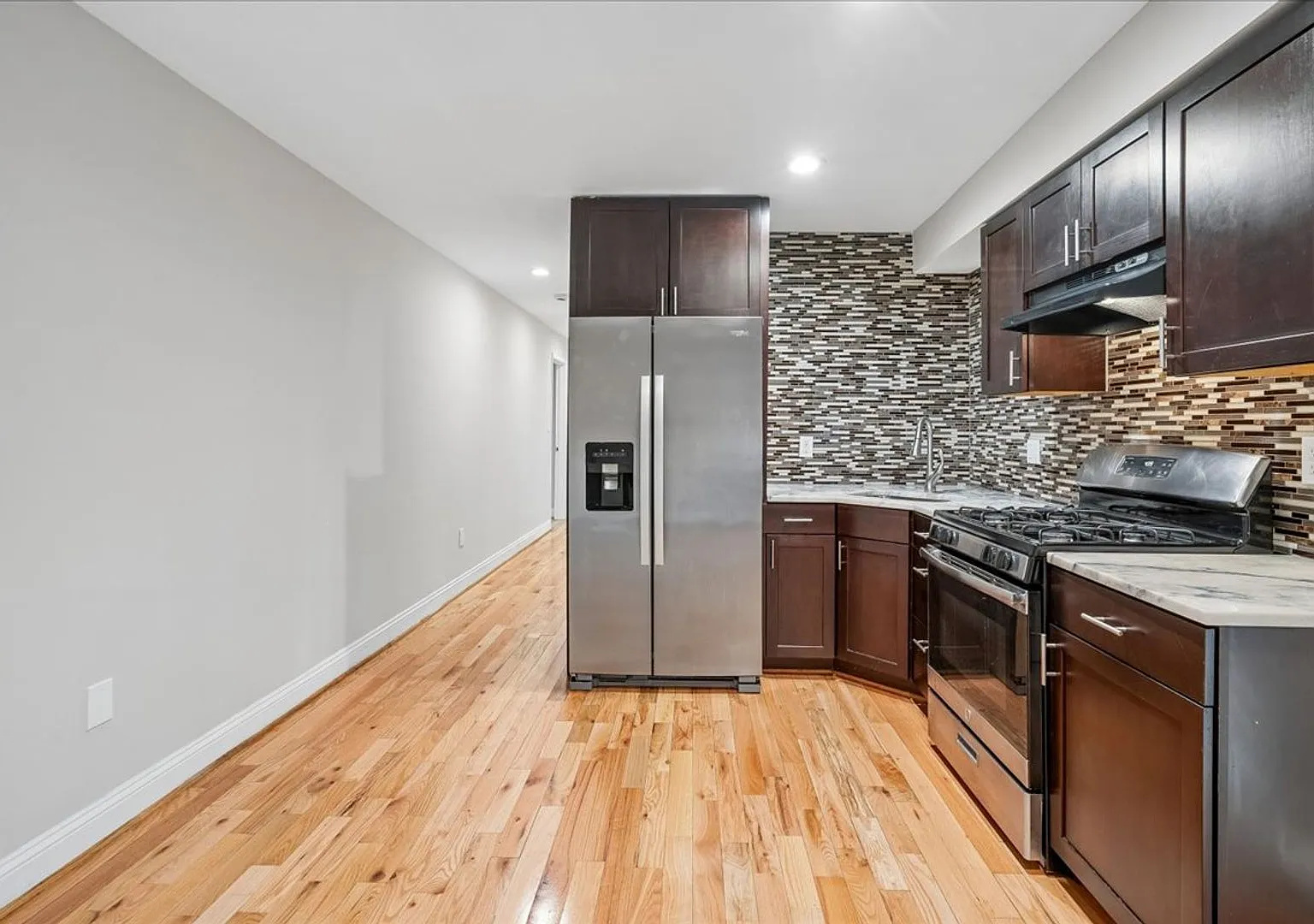 1 and 3 bedroom apartments with utilities — Photo 3