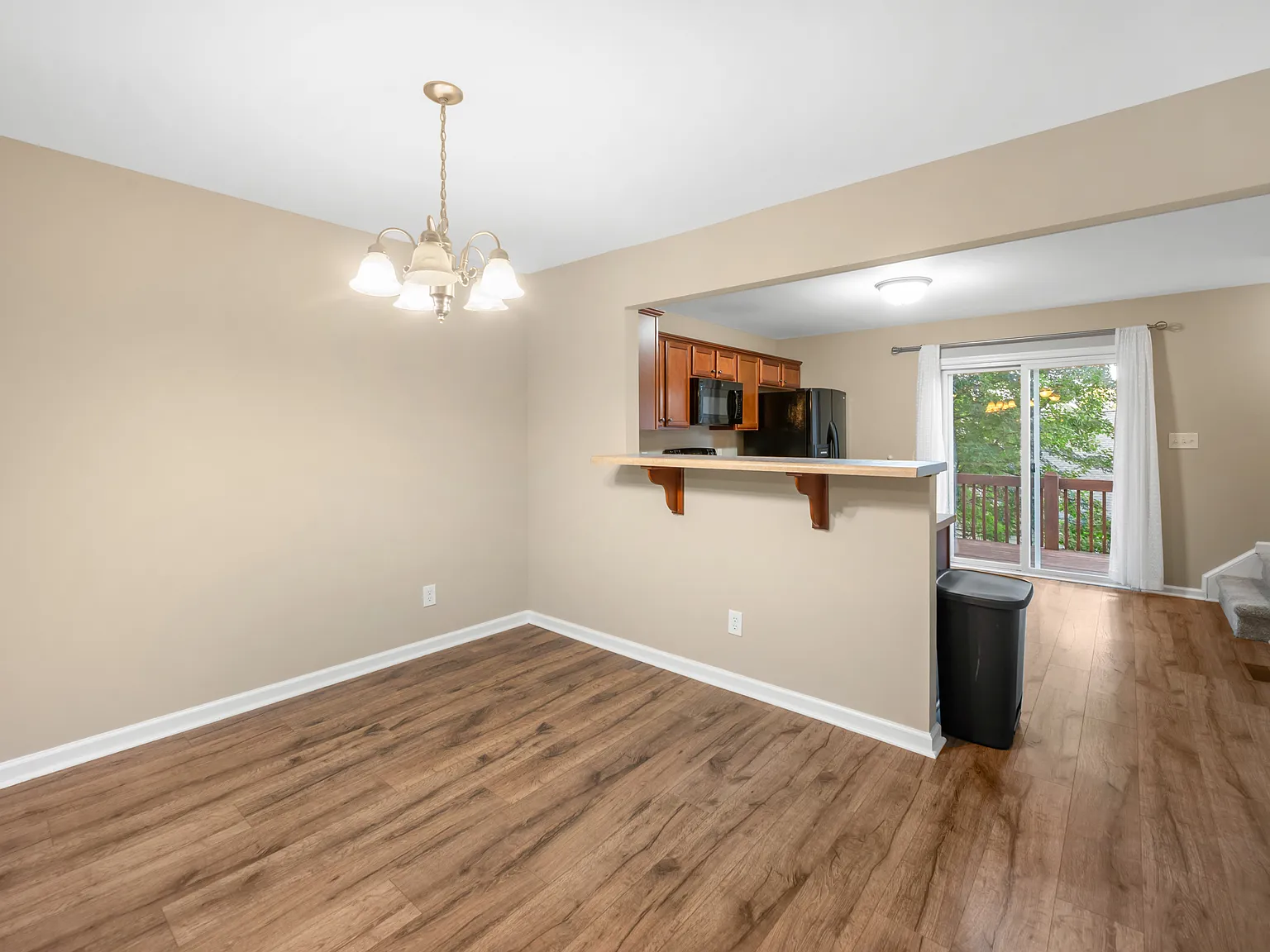 3 bed, 3.5 bath, 1800 sqft, $1,700 — Photo 2