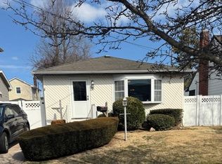 227 Fillmore St, Massapequa Park, NY 11762