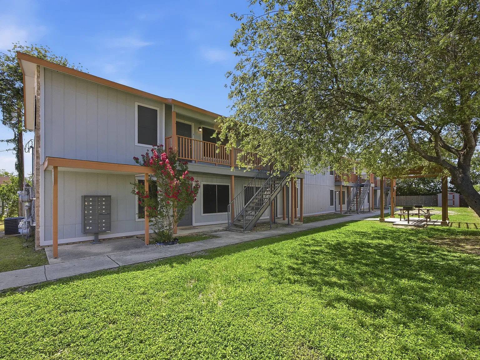 430 Kendalia Ave — Photo 2