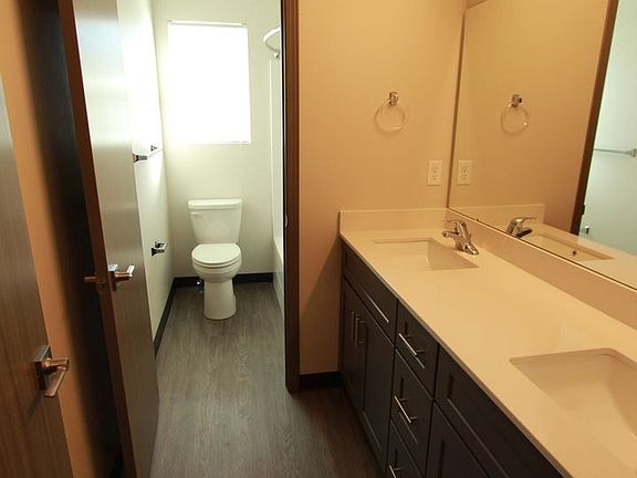 4th image of 1112 Greenfield Dr