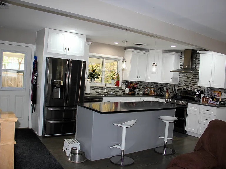 1495 S Grape St — Photo 3