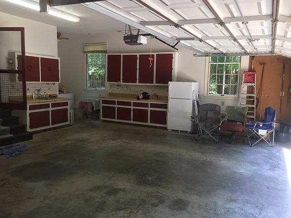 Garage/cabinets