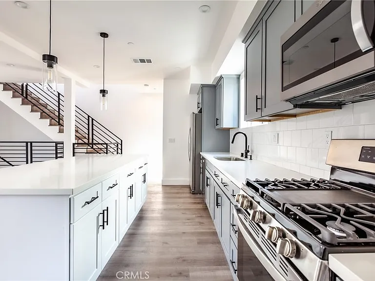 10910 W Hesby St #1/2 — Photo 14
