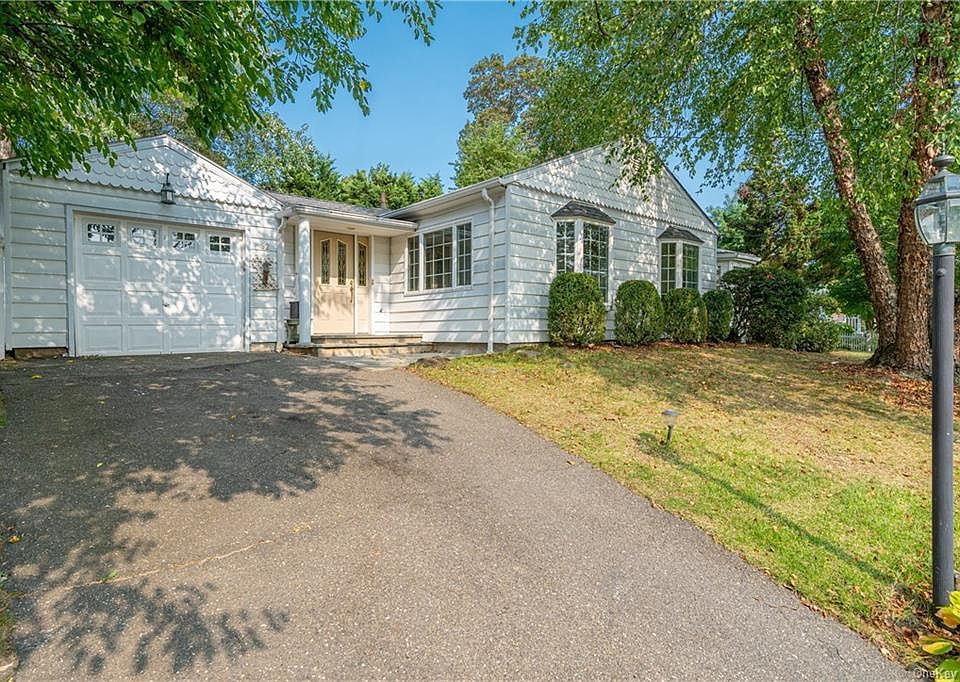 1st image of 92 Roundhill Dr