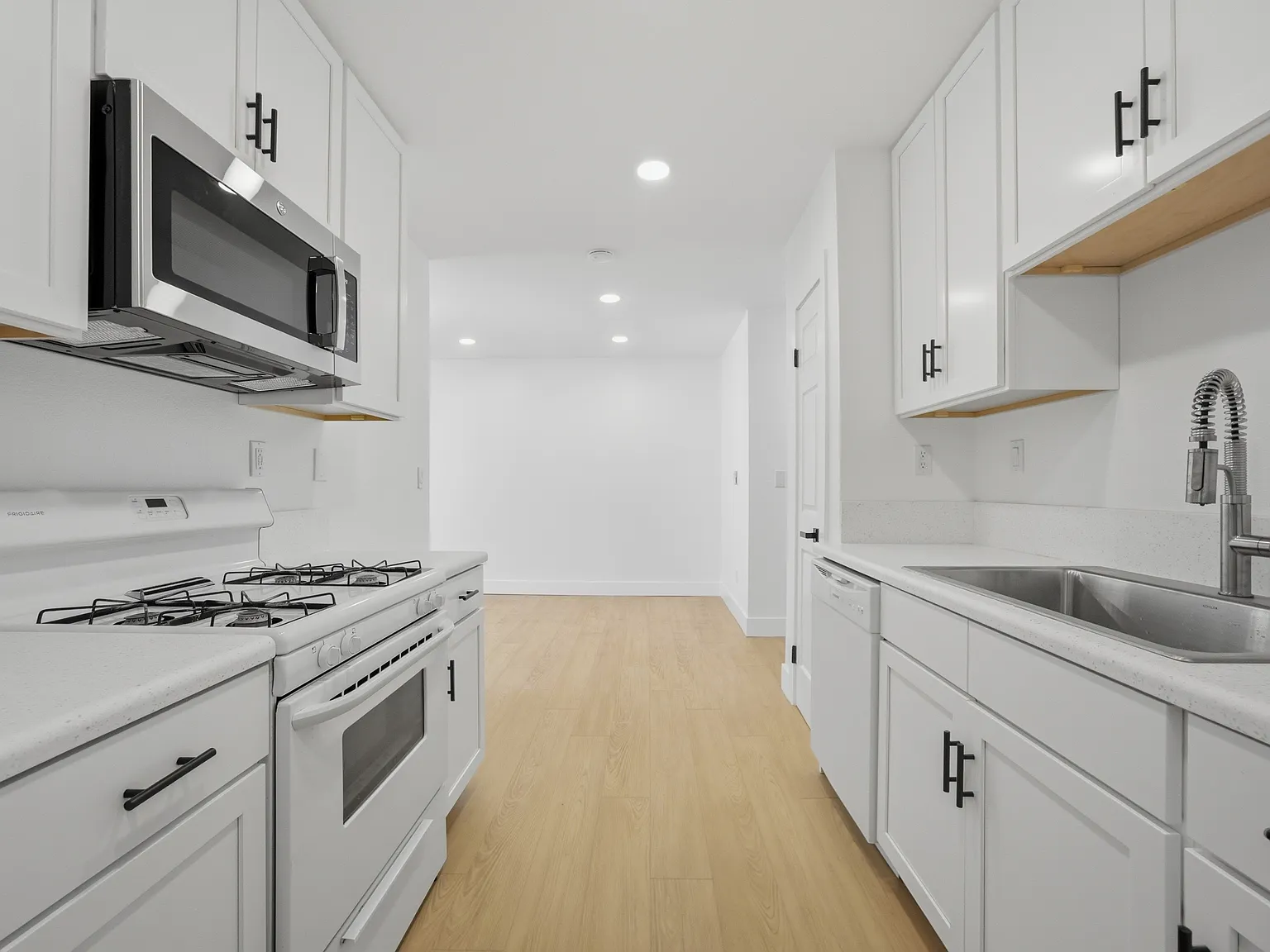 1040 Gardena — Photo 4