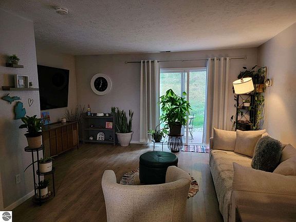 3rd image of 3761 Vale Dr #6